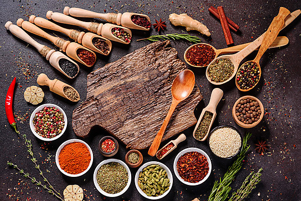 포토 JPG 해외이미지 잎 재료 탁자 사람없음 숟가락 양념 조미료 고수 가루 허브 소금 후추 카레 생강 바질 로즈메리 시나몬 강황 해외202008 해외포토 식물 음식 가구 채소 식재료 수저 향신료 향미료 파일형식