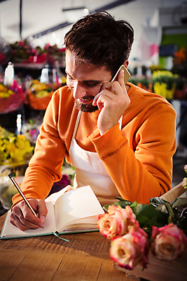 포토 JPG 해외이미지 백인 남자 꽃 탁자 실내 한명 앉기 20대 성인 스마트폰 연필 다이어리 앞치마 기록 꽃집 통화 성인남자한명만 해외202008 해외포토 서양인 식물 1 가구 모션 학용품 사람 청년 내부 핸드폰 스마트기기 필기구 상점 사무용품 남자한명만 성인남자만 파일형식