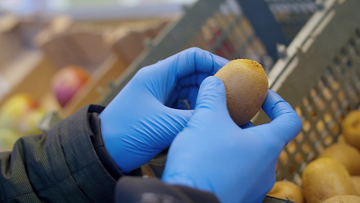포토 JPG 해외이미지 남자 음식 장갑 과일 선반 실내 관리 키위 안전 사람 성인 사람없음 약 세일 상점 도시 시장 닫기 보호 구매 상품 고객 예방 상업 수납 소매 일반 슈퍼마켓 전염병 해외202008 해외포토 잡화 가구 컨셉 의학 모션 내부 쇼핑 질병 파일형식