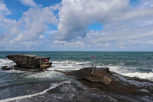 포토 JPG 해외이미지 구름 모래 파도 바다 백그라운드 자연 하늘 날씨 휴가 경고 안전 사람없음 빨간색 물 여름 파란색 수영 금지 흰색 서핑 위험 심볼 사인 예방 발리 폭풍 경보 해외202008 해외포토 자연요소 계절 컬러 섬 컨셉 수상스포츠 생태계 인도네시아 파일형식