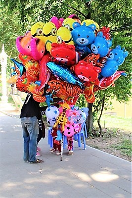 포토 JPG 해외이미지 라이프스타일 아시아 어린이 여행 비즈니스 휴가 거리 사람 동양인 사람없음 야외 장식 빨간색 파란색 컬러풀 장난감 파티 판매 활발 축하 도시 오픈 생일 그룹 분위기 군중 야간 만화 다발 베트남 풍선 매각 헬륨 해외202008 해외포토 자연요소 기념일 나라 컬러 컨셉 인종 이벤트 생활 동남아시아 원소 파일형식