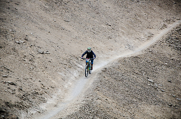 포토 JPG 해외이미지 라이프스타일 남자 스포츠 포즈 자국 자연 산 풍경 경사 사람없음 야외 운동 자전거 경쟁 승차 헬멧 속도 순환 사이클링 바이킹 해외202008 해외포토 컨셉 모션 건강 사람 생활 바이크 보호장비 육상스포츠 생태계 파일형식