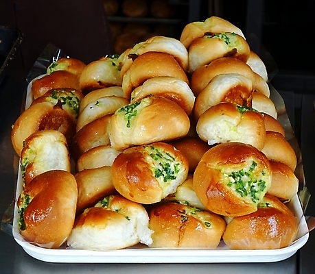 포토 JPG 해외이미지 음식 빵 쟁반 사람없음 초록색 갈색 쌓기 빵집 신선 두루마리 굽기 반죽 밀가루 쪽파 해외202008 해외포토 컬러 모션 상점 가루 구이 파 파일형식