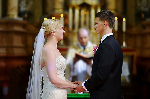 포토 JPG 해외이미지 백인 드레스 여자 꽃 얼굴 꽃다발 결혼 2 함께함 사랑 미소 성인 야외 두명 금발 유행 교회 축하 잡기 가운 기다림 순수 준비 통로 결백 해외202008 해외포토 서양인 식물 헤어스타일 옷 감정 컨셉 종교건축 모션 표정 사람 이벤트 건물 신체부위 파일형식