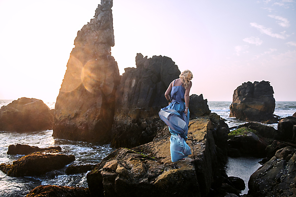 포토 JPG 해외이미지 전신 드레스 바다 여행 모션 휴가 한명 서기 사람 성인 야외 30대 금발 유행 우승 화려 우아함 고독 실크 미녀 단아함 여자한명만 성인여자한명만 성인만 해외202008 관능적 해외포토 1 헤어스타일 옷 감정 컨셉 장년 직물 최고 미인 여자만 성인여자만 파일형식