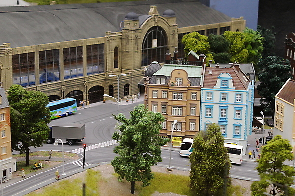 포토 JPG 해외이미지 모델 유럽 여행 컨셉 건축양식 거리 주택 사람 사람없음 건물 장난감 숫자 마을 어둠 이탈리아 도시 닫기 저녁 눈금 미니 해외202008 해외포토 문자 건축물 건축 나라 모션 야간 파일형식