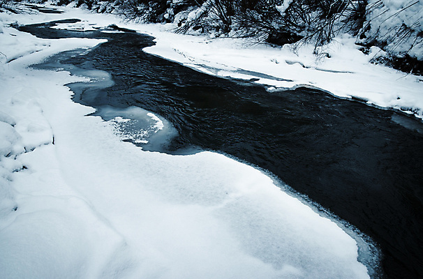 포토 JPG 해외이미지 계절 공원 여행 백그라운드 겨울 자연 하늘 날씨 풍경 사람없음 야외 물 파란색 강 냉동 얼음 검은색 어둠 추위 흰색 개울 서리 내추럴 슬로바키아 눈내림 해외202008 해외포토 자연요소 공공시설 유럽 컬러 눈_날씨 생태계 파일형식