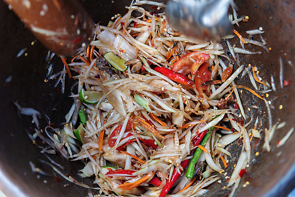 포토 JPG 해외이미지 전통 라이프스타일 접시 아시아 음식 다이어트 토마토 채소 오렌지 과일 태국 고추 새우 거리 콩 건강 요리 동양인 사람없음 목재 빨간색 초록색 약 식당 식사 저녁식사 샐러드 신선 뜨거움 시장 달콤 먹기 레몬 매움 점심식사 길거리음식 이국적 맛있는 해외202008 해외포토 나무 식기 나라 컬러 재료 의학 모션 곡류 갑각류 인종 생활 상점 맛 파일형식