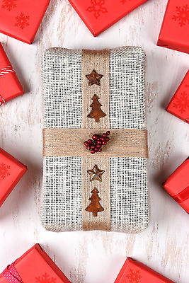 포토 JPG 해외이미지 종이 줄 크리스마스 휴가 선물 사람없음 목재 빨간색 세로 흰색 시골 직물 천 삼베 주기 머리위 패키지 포장소품 핸드메이드 해외202008 해외포토 나무 기념일 컬러 재료 포장 모션 오브젝트 포장재료 파일형식 천_직물