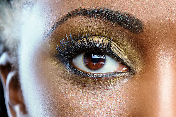 포토 JPG 해외이미지 여자 얼굴 컨셉 아프리카 추상 한명 인종 성인 신체부위 유행 검은색 어둠 희망 화장품 표현 화려 우아함 속눈썹 피부 시력 비전 붓꽃 안과 광학 스타일 힙스터 해외202008 해외포토 1 패션 꽃 감정 나라 컬러 무늬 병원 사람 뷰티 눈썹 파일형식