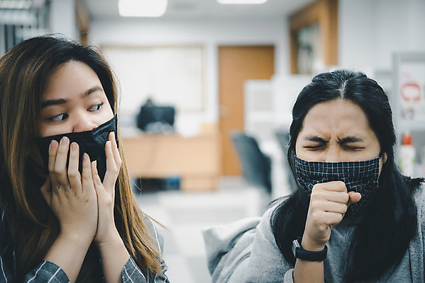 포토 JPG 해외이미지 여자 얼굴 건강 가면 안전 사람 동양인 두명 환경 고통 환자 환경오염 오염 호흡기관 바이러스 보호 질병 위험 무서움 감염 알레르기 돌봄 인플루엔자 재앙 전염병 필터 해로움 해외202008 해외포토 감정 컨셉 의학 모션 인종 신체부위 장기_의학 파일형식