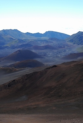 포토 JPG 해외이미지 구름 자연 하늘 산 건조 풍경 사람없음 야외 파란색 갈색 환경 행성 사막 바위 부식 화산 하와이 암초 분화구 용암 내추럴 땅바닥 지질학 해외202008 해외포토 자연요소 교육 컬러 바닥 우주 미국 돌_바위 생태계 파일형식