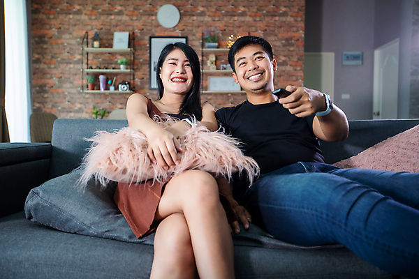 포토 JPG 해외이미지 라이프스타일 커플 여자 남자 행복 아시아 음료 스포츠 겨울 가족 휴가 새로움 주택 사랑 웃음 사람 동양인 경기 두명 친구 소파 파티 축제 축구 텔레비전 우정 축하 그룹 야간 영화관 연도 손목시계 영화 흥분 골 해외202008 해외포토 자연요소 계절 감정 나라 시계 컨셉 의자 장신구 관계 문화예술 표정 인종 이벤트 건물 생활 전자제품 구기 극장 파일형식