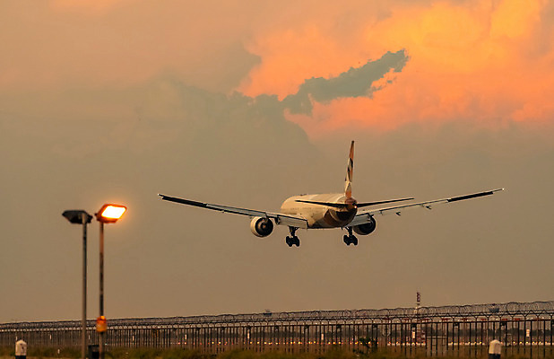 포토 JPG 해외이미지 구름 행복 산업 여행 백그라운드 날개 비즈니스 교통시설 하늘 휴가 비행기 안전 사람없음 여름 빛 울타리 일몰 램프 바퀴 공항 저녁 도착 항공 보안 상업 활주로 제트기 승객 봉 대패 착륙 해외202008 해외포토 자연요소 계절 감정 길 교통 항공교통 조명 대중교통 담장 노을 야간 시설 파일형식