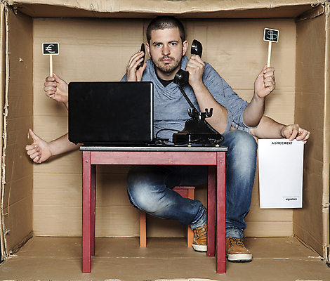 포토 JPG 해외이미지 전신 백인 남자 의자 탁자 한명 앉기 성인 앞모습 노트북 상자 사무실 업무 비즈니스맨 전화기 갇힘 답답함 성인남자한명만 해외202008 해외포토 서양인 1 뷰포인트 가구 비즈니스 모션 사람 전자제품 작업 직장인 감각 남자한명만 성인남자만 파일형식