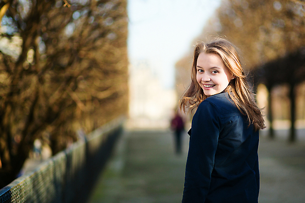 포토 JPG 해외이미지 백인 모델 라이프스타일 응시 유럽 얼굴 거리 한명 사람 야외 햇빛 유행 봄 재킷 프랑스 가을 흰색 도시 날씬함 프랑스어 파리(프랑스) 해외202008 해외포토 서양인 문자 1 시선 계절 나라 컬러 생활 신체부위 태양 외투 몸매 파일형식