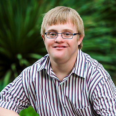 포토 JPG 해외이미지 백인 1 공원 행복 안경 얼굴 어린이 자연 한명 사람 소년 야외 10대 초록색 정원 닫기 장애인 장애 해외202008 우호적 해외포토 서양인 잡화 공공시설 남자 감정 컬러 컨셉 모션 청소년 신체부위 생태계 파일형식