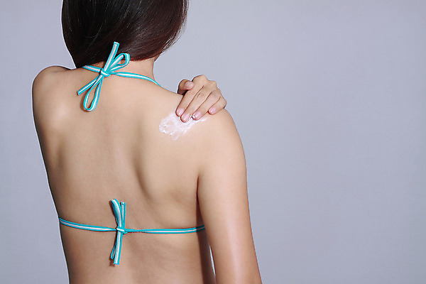 포토 JPG 해외이미지 여자 모래 바다 여행 백그라운드 장신구 손가락 휴가 건강 한명 비키니 태양 우주 스크린 화장품 블록 흰색 어플리케이션 선탠 보호 피부 오브젝트 로션 튜브 돌봄 바디케어 방사선 화상 신청 해외202008 해외포토 자연요소 1 손 수영복 컬러 컨셉 모션 사람 신체부위 뷰티 상처 파일형식