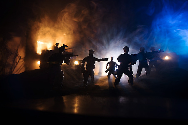 포토 JPG 해외이미지 실루엣 무기 포즈 자동차 불 경비 사람없음 빛 미국 힘 기계 사막 총 수술 보호 야간 위험 공격 폭발 충돌 군용 싸움 전쟁 탱크 육군 병정 갑옷 전쟁터 이라크 작전 저격수 특별함 폭행 해외202008 해외포토 자연요소 육상교통 컨셉 북아메리카 중동 의학 모션 군대 촬영기법 안전 치료 폭력 범죄 보호장비 파일형식