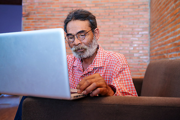 포토 JPG 해외이미지 백인 라이프스타일 응시 남자 안경 거실 인터넷 비즈니스 통신 가정 무선통신 주택 실내 한명 사람 앉기 성인 가로 캐주얼 노트북 학습 컴퓨터 사무실 공책 업무 작업 연결 은퇴 확인 경영자 옛날 성인만 해외202008 해외포토 서양인 1 시선 잡화 옷 교육 모션 문구용품 내부 건물 생활 전자제품 리더 파일형식
