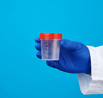 포토 JPG 해외이미지 손 실험기구 들기 근접촬영 신체부위 잡기 파란배경 신약개발 해외202008 해외포토 뷰포인트 과학 백그라운드 모션 사람 파란색 개발 파일형식 신약_의학