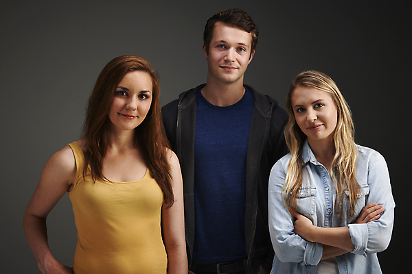 포토 JPG 해외이미지 백인 학생 응시 여자 교육 남자 행복 고등학교 미소 사람 상반신 20대 사람없음 가로 세명 친구 학습 자신감 대학교 카피스페이스 해외202008 해외포토 서양인 시선 감정 학교 관계 표정 청년 공백 파일형식