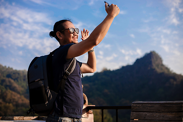 포토 JPG 해외이미지 모자 라이프스타일 행복 여행 모바일 휴가 휴식 산 사랑 한명 미소 사람 동양인 풍경 성인 야외 여름 스마트폰 핸드폰 여행객 카메라 일몰 우정 스마트 슛 주말 나눔 공유 셀프 소셜 소셜미디어 해외202008 해외포토 1 잡화 계절 감정 컨셉 표정 인종 생활 친구 전자제품 스마트기기 노을 파일형식