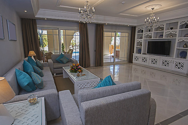 포토 JPG 해외이미지 라이프스타일 디자인 벽 가구 쿠션 거실 의자 건축양식 창문 탁자 바닥 아파트 주택 실내 사람없음 내부 파란색 소파 문 텔레비전 방 흰색 커튼 휴게실 플랫 고급 큼 빌라 해외202008 해외포토 건축 컬러 생활용품 컨셉 건물 생활 전자제품 크기 파일형식