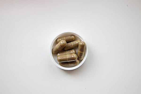 포토 JPG 해외이미지 식물 웰빙 음식 백그라운드 자연 건강 사람없음 치료 초록색 알약 약 갈색 노란색 중국 고통 의사 흰색 도움 그룹 보호 질병 가루 약국 허브 유기농 뿌리 처방 향 비타민 조제 내추럴 보충 고립 돌봄 강황 해외202008 해외포토 감정 아시아 컬러 컨셉 식재료 의학 모션 의료진 생태계 만들기 영양소 파일형식