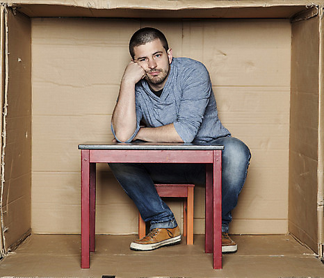 포토 JPG 해외이미지 전신 백인 남자 의자 탁자 한명 앉기 성인 앞모습 상자 사무실 업무 비즈니스맨 갇힘 답답함 성인남자한명만 해외202008 해외포토 서양인 1 뷰포인트 가구 비즈니스 모션 사람 작업 직장인 감각 남자한명만 성인남자만 파일형식