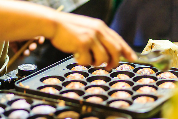 포토 JPG 해외이미지 전통 접시 손 길 음식 이동 태국 밥 디저트 요리 동양인 사람없음 갈색 노란색 케이크 계란 블록 우유 흰색 뜨거움 원형 시장 클래식 달콤 작음 가루 설탕 굽기 준비 밀가루 코코넛 푸딩 팬케이크 길거리음식 핸드메이드 스타일 맛있는 해외202008 해외포토 도형 식기 아시아 컬러 컨셉 과일 유제품 인종 신체부위 알 맛 크기 구이 파일형식