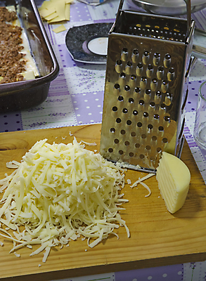 포토 JPG 해외이미지 음식 조각 다이어트 오렌지 재료 부분 탁자 치즈 건강 요리 사람없음 목재 빛 노란색 주방 이탈리아 블록 흰색 신선 맛 상품 큼 자르기 먹기 스위스 싱글 슬라이스 레시피 프랑스어 식품점 해외202008 해외포토 나무 문자 유럽 컬러 가구 컨셉 과일 모션 유제품 상점 크기 파일형식