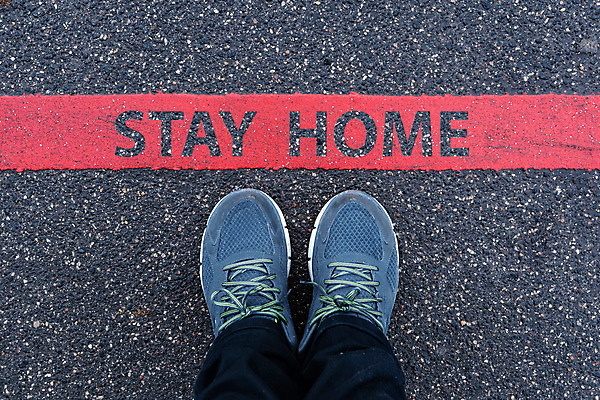 포토 JPG 해외이미지 도로 선 운동화 신발 컨셉 발 거리 바닥 주택 건강 경고 서기 안전 사람 사람없음 야외 빨간색 메시지 바이러스 선택 위험 아스팔트 심볼 사인 질감 예방 고립 그만 방법 소셜 양발 전염병 콘크리트 한계 해외202008 해외포토 길 컬러 교통시설 모션 건물 신체부위 질병 파일형식