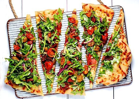 포토 JPG 해외이미지 식물 음식 빵 백그라운드 다이어트 토마토 채소 탁자 양파 치즈 파프리카 피자 패스트푸드 건강 요리 사람없음 목재 빨간색 초록색 컬러풀 주방 검은색 이탈리아 로켓 껍질 시골 지중해 준비 햄 날것 반죽 시금치 나폴리 밭일 석탄 얇은 영양분 주키니호박 채식주의자 피자집 해외202008 해외포토 나무 유럽 바다 컬러 가구 재료 유제품 서양음식 육류 상점 인스턴트 채식 파일형식