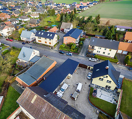 포토 JPG 해외이미지 전통 유럽 도로 밭 건축양식 가족 지붕 부동산 거리 주택 독일 안테나 협상 풍경 초원 사람없음 건물 마을 옥상 커뮤니티 이웃 교외 드론 옛날 조감도 해외202008 해외포토 건축물 건축 나라 길 농업 비즈니스 통신 관계 교통시설 재산 파일형식