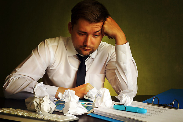 포토 JPG 해외이미지 직업 남자 종이 컨셉 비즈니스 노동자 스트레스 피곤 사람 성인 사람없음 사무실 슬픔 업무 비즈니스맨 좌절 책상 고민 경영자 문제 회계 마감 세금 우울증 트러블 회계사 해외202008 해외포토 감정 가구 경제 작업 직장인 질병 리더 파일형식