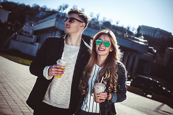 포토 JPG 해외이미지 모델 라이프스타일 커플 여자 남자 행복 백그라운드 유리 거리 함께함 건강 사랑 사람 성인 야외 두명 강 선글라스 유행 맑음 주스 봄 기쁨 낭만 도시 칵테일 정상 인기 해외202008 해외포토 계절 감정 안경 음료 컨셉 관계 재질 날씨 주류 생활 파일형식