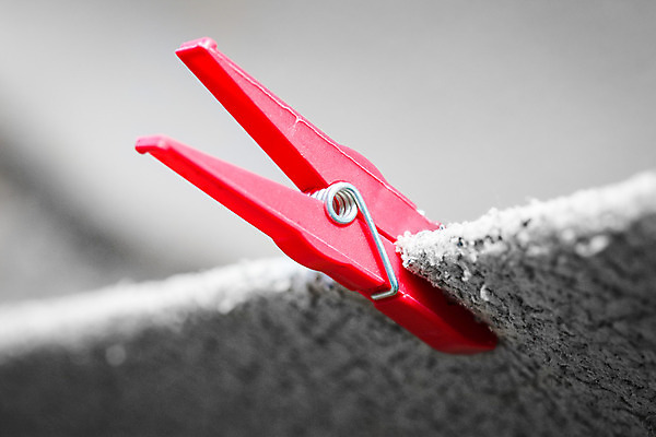 포토 JPG 해외이미지 옷 선 밧줄 줄 가사 가정 건조 매달리기 집게 사람없음 빨간색 잡기 업무 코드 씻기 빨래 빨랫줄 플라스틱 담요 오브젝트 싱글 클립 빨래집게 해외202008 해외포토 컬러 모션 재질 청결 작업 파일형식