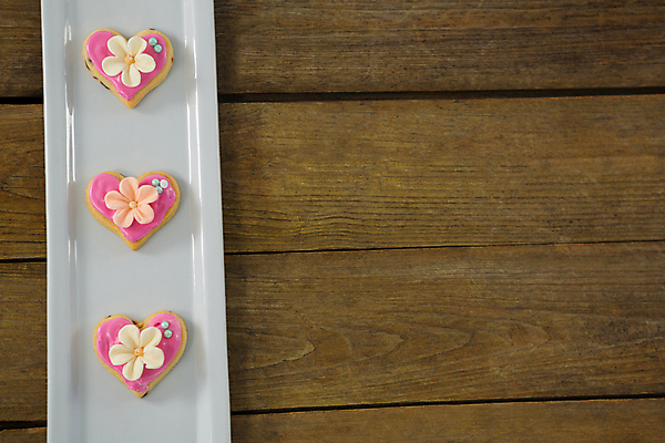 포토 JPG 해외이미지 접시 분홍색 꽃무늬 디저트 사람없음 쿠키 하트 해외202008 해외포토 모양 식기 꽃 음식 컬러 무늬 파일형식