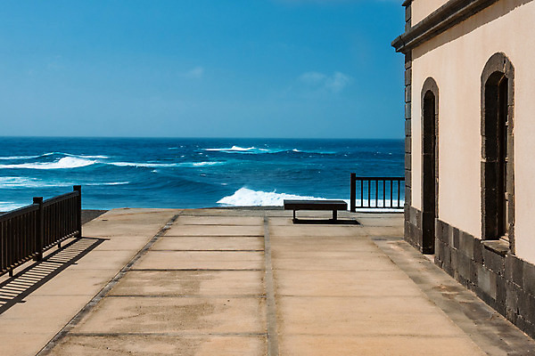 포토 JPG 해외이미지 외관 공원 모래 파도 바다 섬 여행 백그라운드 벤치 건축양식 자연 하늘 휴가 휴식 풍경 사람없음 야외 물 여름 파란색 일몰 발코니 흰색 옛날 철책 파라다이스 수평선 해외202008 해외포토 자연요소 계절 공공시설 건축 컬러 컨셉 의자 노을 생태계 파일형식