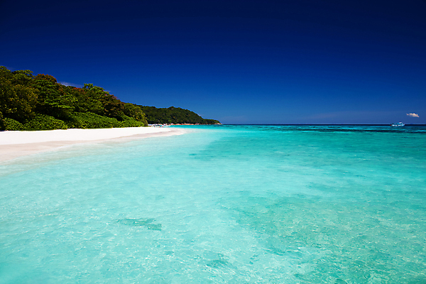 포토 JPG 해외이미지 아시아 모래 파도 바다 섬 여행 교통시설 태국 자연 하늘 휴가 주택 동양인 풍경 사람없음 야외 가로 초록색 물 여름 파란색 컬러풀 항구 맑음 만 보트 속도 활 휴양지 다이빙 타운 파라다이스 수평선 해외202008 해외포토 자연요소 계절 나라 컬러 교통 배_교통 날씨 인종 건물 수영 장소 도시 시설 생태계 수중스포츠 파일형식