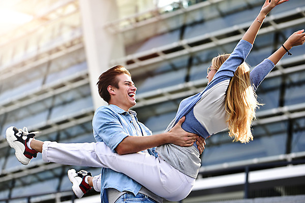 포토 JPG 해외이미지 백인 라이프스타일 커플 여자 남자 행복 2 가족 관계 포옹 휴가 새로움 함께함 사랑 웃음 사람 성인 야외 두명 친구 태양 놀람 낭만 정상 시원함 만족 감탄 우수 인기 해외202008 해외포토 자연요소 서양인 감정 컨셉 안기 표정 생활 절기 파일형식