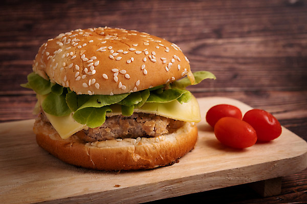 포토 JPG 해외이미지 음식 백그라운드 토마토 치즈 패스트푸드 육류 요리 사람없음 목재 검은색 저녁식사 어둠 소고기 햄버거 신선 클래식 맛 그릴 상추 속도 번 치즈버거 핸드메이드 해외202008 해외포토 나무 빵 컬러 컨셉 채소 식재료 재료 주방용품 유제품 식사 인스턴트 파일형식