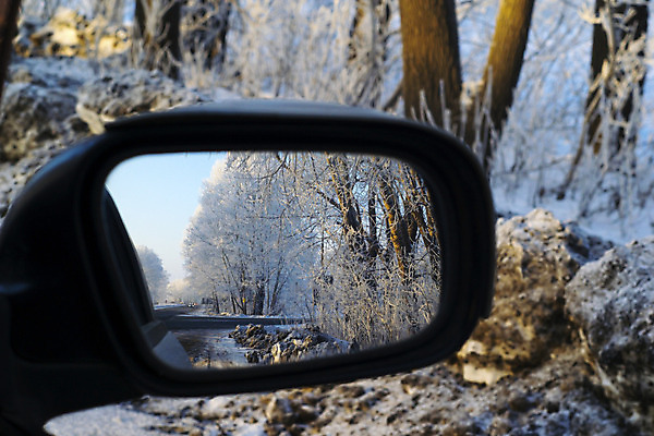 포토 JPG 해외이미지 나무 계절 도로 여행 겨울 창문 모션 자동차 풍경 사람없음 뒷모습 햇빛 반사 얼음 거울 운전 고속도로 자동 눈내림 해외202008 해외포토 자연요소 식물 길 육상교통 뷰포인트 교통시설 눈_날씨 태양 파일형식