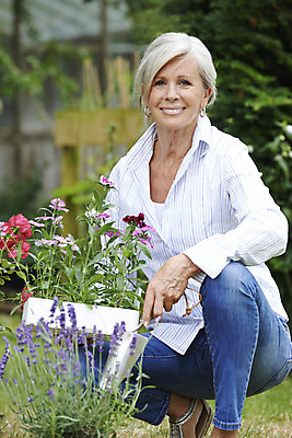 포토 JPG 해외이미지 식물 백인 응시 여자 꽃 행복 중년 자연 한명 미소 사람 취미 야외 세로 여름 정원 잡기 60대 무릎꿇기 모종삽 원예 심기 원예사 카피스페이스 해외202008 해외포토 서양인 직업 1 시선 계절 노년 감정 모션 표정 성인 공백 삽 생태계 파일형식