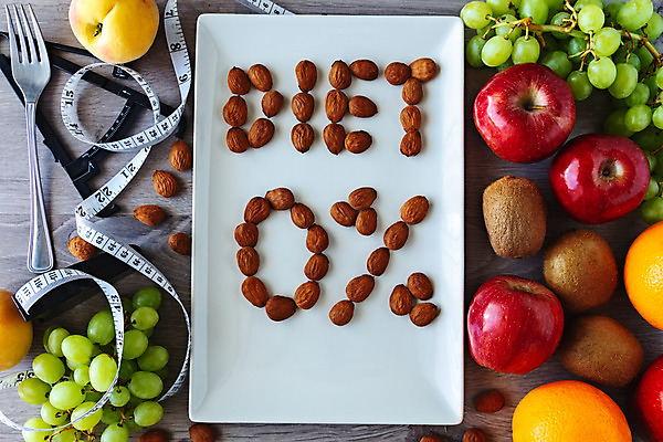 포토 JPG 해외이미지 라이프스타일 접시 웰빙 음식 스포츠 백그라운드 포크 컨셉 다이어트 오렌지 과일 텍스트 포도 건강 키위 사람없음 운동 여러개 주스 에너지 흰색 칼 아침식사 사과 몸무게 날씬함 측정 체육관 복숭아 테이프 아몬드 칼로리 계량기 고립 적자 카피스페이스 해외202008 해외포토 식기 음료 컬러 다수 문구용품 생활 식사 공백 견과류 몸매 파일형식