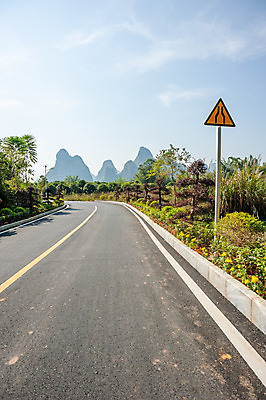 포토 JPG 해외이미지 아시아 도로 길 선 여행 백그라운드 무늬 교통시설 자연 하늘 표면 산 풍경 사람없음 야외 초록색 파란색 중국 시골 중앙 아스팔트 땅 언덕 회전 장면 내추럴 구식 방법 옛날 해외202008 해외포토 나라 컬러 교통 시설 생태계 파일형식