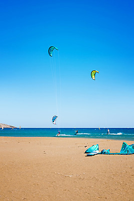 포토 JPG 해외이미지 스포츠 파도 바다 하늘 바람 사람없음 야외 파란색 도전 윈드서핑 서핑 그리스 연 서퍼 그리스인 해외202008 해외포토 자연요소 서양인 유럽 컬러 날씨 운동선수 놀이용품 수상스포츠 파일형식
