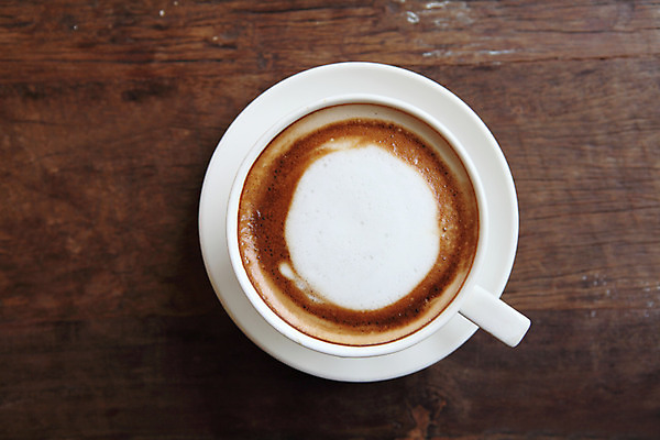 포토 JPG 해외이미지 사람없음 하이앵글 커피잔 컵받침 나무바닥 카푸치노 해외202008 해외포토 커피 뷰포인트 잔 바닥 받침대 파일형식