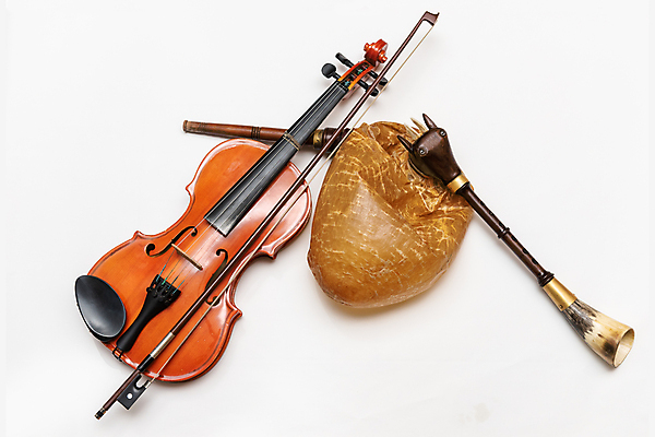 포토 JPG 해외이미지 모양 나무 전통 문화 음악 백그라운드 가방 놀이 뿔 여러명 사람없음 목재 갈색 수확 골동품 흰색 기구 도구 공구 역사 클래식 고독 불기 가죽 바이올린 묘사 아일랜드 고립 멜로디 뮤지컬 소셜 옛날 스코틀랜드 해외202008 해외포토 식물 잡화 감정 유럽 컬러 다수 컨셉 농업 재료 모션 현악기 문화예술 영국 사람 파일형식